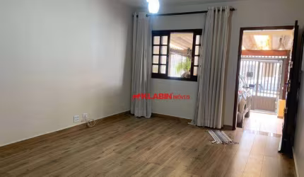 Belo Sobrado de 3 Dormitórios com 1 Vaga de Garagem - 80m² de Terreno (4x20) e 110m² de Área Construída - Quintal com Edícula - 1.2km de Dois Metrôs
