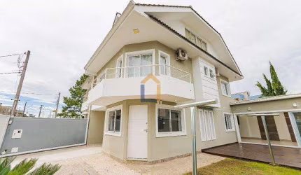 Sobrado com 210m² no bairro Atuba