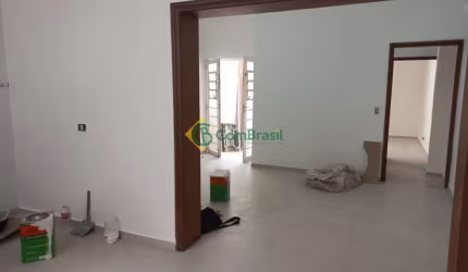 Casa térrea 3 dormitórios sendo 1 suíte Centro