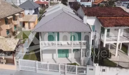 Sobrados à venda em Penha na praia do Quilombo, são 8 dormitórios divididos em 3 sobrados, apenas 50m da praia