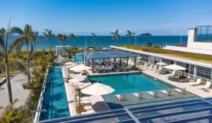 Apartamento mobiliado e decorado no Edifício Al Mare Front Beach em Balneário Piçarras, empreendimento de frente para o mar