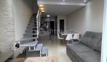 Sobrado mobiliado em Balneário Piçarras, 2 dormitórios sendo 1 com móveis sob medida, closet e sacada