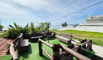 Casa Qadra mar em Balneário piçarras, 5 quartos, sala com mesa de sinuca, piscina, casa toda mobiliada e decorada, linda vista mar