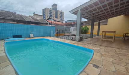 Casa no centro de Balneário Piçarras, com piscina, apenas 300 metros do mar