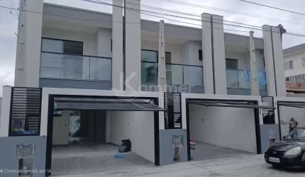 Sobrado a venda em Piçarras com 3 dormitórios sendo uma suíte