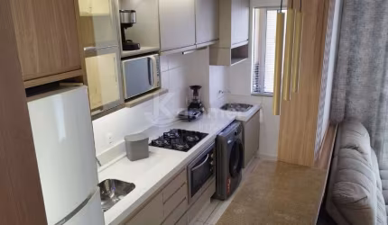 Desfrute da tranquilidade de morar no condomínio Vila Açoriana Comfort Club pé na areia. Apartamento finalmente mobiliado, equipado e decorado