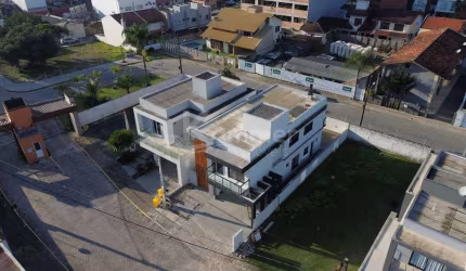 Casa com 5 suítes e piscina, alto padrão condomínio Portal do Sol no centro de Balneário Piçarras
