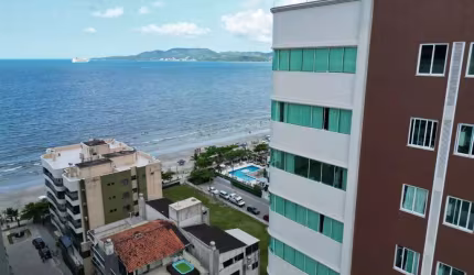 Apartamento de luxo a venda em Meia Praia com 4 suítes, na quadra do mar