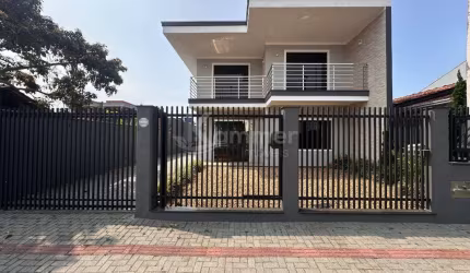 Imperdível oportunidade: Casa de luxo com 4 quartos e 2 suítes na Armação, Penha-SC! 240m², 4 banheiros, 4 vagas.