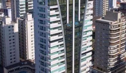 Cobertura duplex com 5 suítes e piscina privativa a venda em Meia Praia