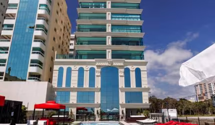 Apartamento de luxo pé na areia mobiliado em Meia Praia Itapema