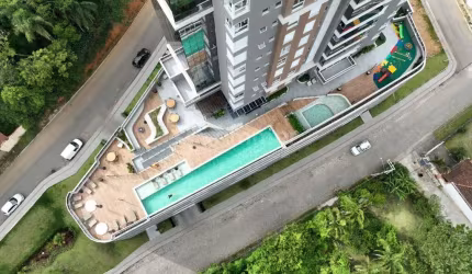 Apartamento de luxo mobíliado: Com 3 suítes, 2 salas, 2 vagas de garagem, 121m² de área.