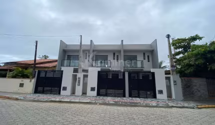 Sobrado com 3 dormitórios sendo uma suite a venda em Piçarras