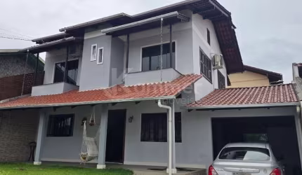 Casa à venda com 4 quartos e 3 vagas de garagem no Centro de Penha-SC!