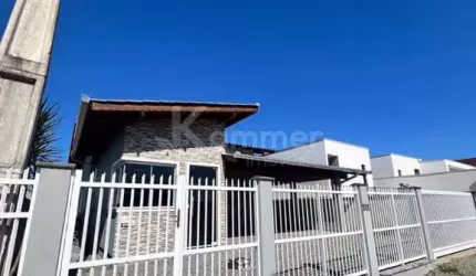 Casa à venda em Barra Velha-SC, bairro Itajuba: 3 quartos, 1 sala, 2 banheiros, 2 vagas de garagem, 196m². Aproveite!