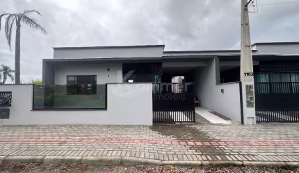 Casa à venda em Balneário Piçarras-SC, Itacolomi: 2 quartos, 1 suíte, 1 sala, 2 banheiros, 1 vaga, 85m². Imperdível!