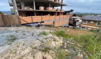 Terreno à venda em Balneário Piçarras-SC, bairro Itacolomi, com 300m² de área. Venha conferir!