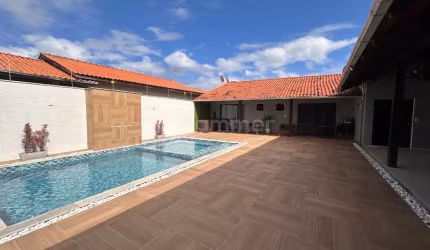 Linda casa com piscina à venda em Penha-SC, bairro Armação: 4 quartos, 1 suíte, 3 banheiros, 6 vagas, 100m².
