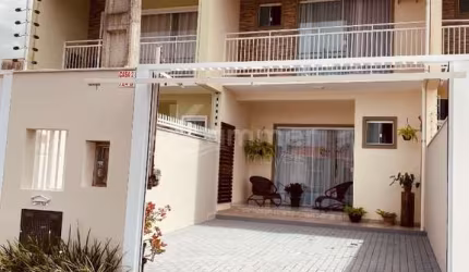 Imóvel à venda em Balneário Piçarras-SC, bairro Itacolomi: 3 quartos, 1 suíte, 2 banheiros, 2 vagas de garagem, 93m².