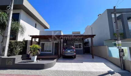 Casa em Condomínio de Luxo no Centro de Balneário Piçarras-SC: 3 Quartos, 1 Suíte, 3 Salas, 2 Banheiros, 2 Vagas de Garagem - 165m².