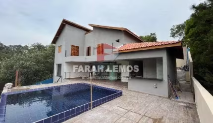 LINDA CASA COM VISTA NA SERRA DA CANTAREIRA.