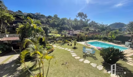 Imperdível oportunidade: Casa à venda em Teresópolis-RJ, bairro Carlos Guinle, com 6 quartos, 2 suítes e 6 vagas de garagem!