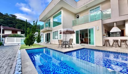 Imponente casa em condomínio à venda em Teresópolis-RJ, com 5 quartos, 5 suítes e 280m² de área