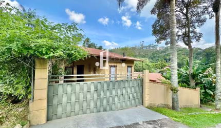 Casa térrea em condomínio: 2 quartos, 2 suítes, 3 banheiros, 2 vagas na Posse, Teresópolis-RJ - 90m²