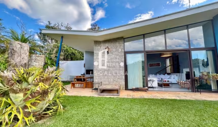 Casa de luxo em condomínio, 4 quartos e 2 suítes no Parque do Imbui - Teresópolis-RJ! Agende sua visita já!