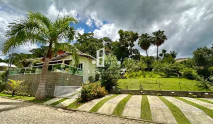 Casa em Condomínio de Alto Padrão na Cascata do Imbuí - Teresópolis-RJ: 3 quartos, 3 suítes, 5 banheiros, 7 vagas de garagem.