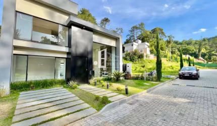 Venda de Casa em Condomínio de Alto Padrão na Posse, Teresópolis-RJ: 3 Quartos, 3 Suítes, 2 Salas, 5 Banheiros, 2 Vagas, 147 m².