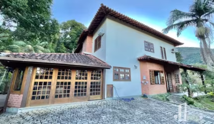 Casa de luxo em condomínio à venda em Teresópolis-RJ, 4 quartos, 2 suítes, 2 salas, 4 banheiros, 2 vagas, 200m².