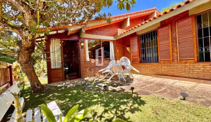 Imperdível! Casa rústica em condomínio na Posse, Teresópolis-RJ: 4 quartos, 1 suíte, 2 banheiros, 2 vagas de garagem, 102m².
