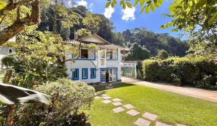 Casa em condomínio no bairro Carlos Guinle, Comary em Teresópolis-RJ: 5 quartos, 4 suítes, 6 banheiros, 4 vagas de garagem, 320 m².