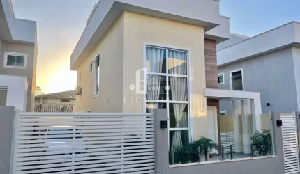 Casa de luxo em condomínio à venda em Rio das Ostras-RJ, Extensão do Bosque: 3 quartos, 2 suítes, 4 banheiros, 4 vagas, 140m².