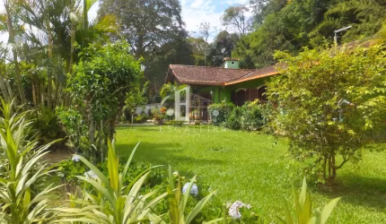 Casa à venda em Teresópolis-RJ, Parque do Imbui: 3 quartos, 1 suíte, 3 banheiros, 3 vagas, 128m². Imperdível!