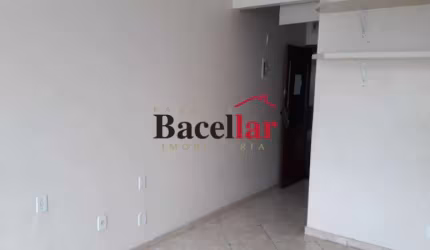 Sala comercial para alugar na Rua Dias da Cruz, Méier, Rio de Janeiro, 22 m2 por R$ 700