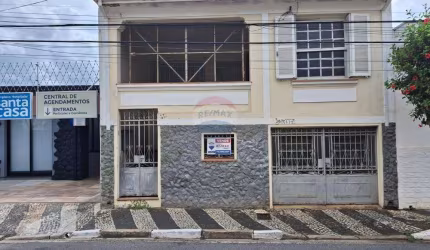 Casa Comercial à Venda no Centro de Bragança!
