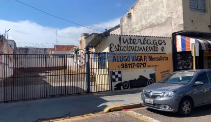 Estacionamento Cussy Jr em frente ao Colégio PREVE Objetivo. 363 m² de terreno, com guarita e banheiro.