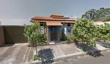 CASA ESPAÇOSA À VENDA EM AGUDOS