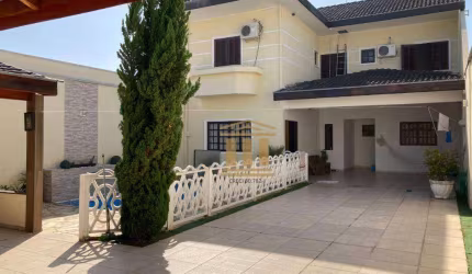 Casa com 3 dormitórios à venda, 160 m² por R$ 901.000,00 - Villa Branca - Jacareí/SP