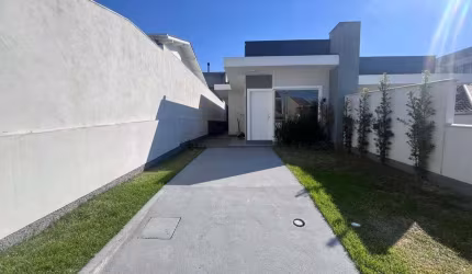 Casa geminada 3 dormitórios senso uma suíte.