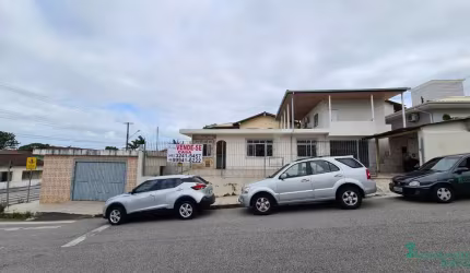 Casa com 3 Salas Comerciais