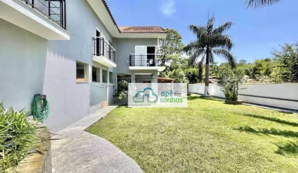 Linda casa em Codnomínio Fechado!