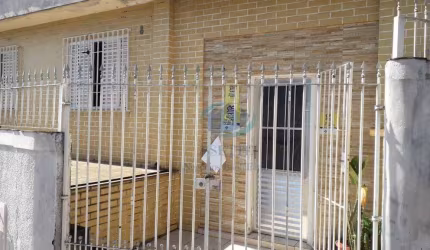 Casa Térrea de 16 de frente x 10 metrôs, com 3 dormitórios, 2 banheiros, 2 vagas, quintal e edícula ,excelente para investimento, aceita proposta.