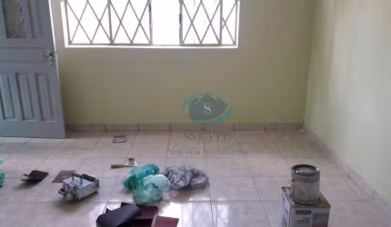 Terreno de 9 x 26 metros com 2 casas térreas, 2 vagas de garagem, entrada lateral, quintal,excelente para investimento,aceita proposta.