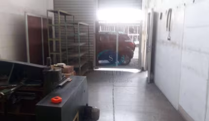 Prédio comercial com 2 pisos em rua movimentada e fácil acesso ao metro linha verde,com 750m² de área construída,aceita proposta,vale a pena conhecer.