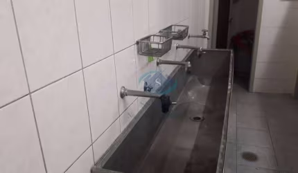 Prédio comercial em excelente localização ,com 5 salas grandes,5 banheiros, vestiário,cozinha,e um galpão no 2 piso,aceita proposta.