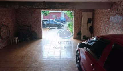 2 casas assobradadas sendo que cada uma possui 2 dormitórios,sala cozinha,banheiro e área de serviço com 4 vagas de garagem,aceita proposta.