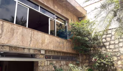 Sobrado de 10 X 32 metros,com 7 vagas de garagem,excelente para comercial ou residencial,entrada lateral,salão de festas coberto com churrasqueira.